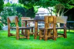 Zestaw mebli ogrodowych: krzesła i stół w kolorze brunat
