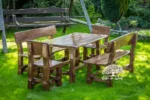 Zestaw mebli ogrodowych: krzesła i stół w kolorze orzech